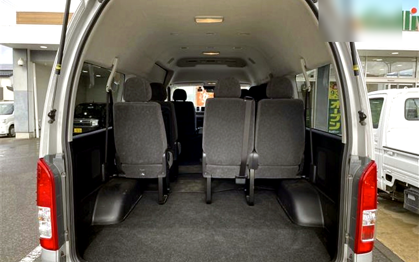 10座 Toyota Hiace 海獅行李空間