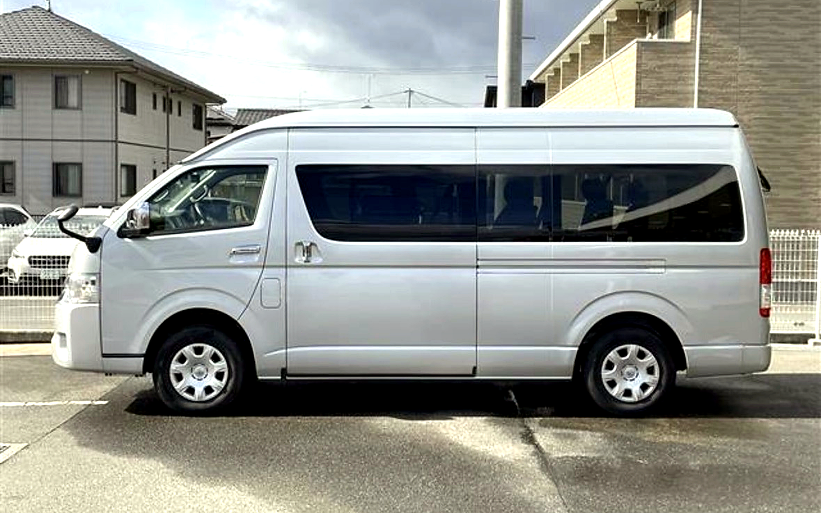 10座 Toyota Hiace 海獅側面